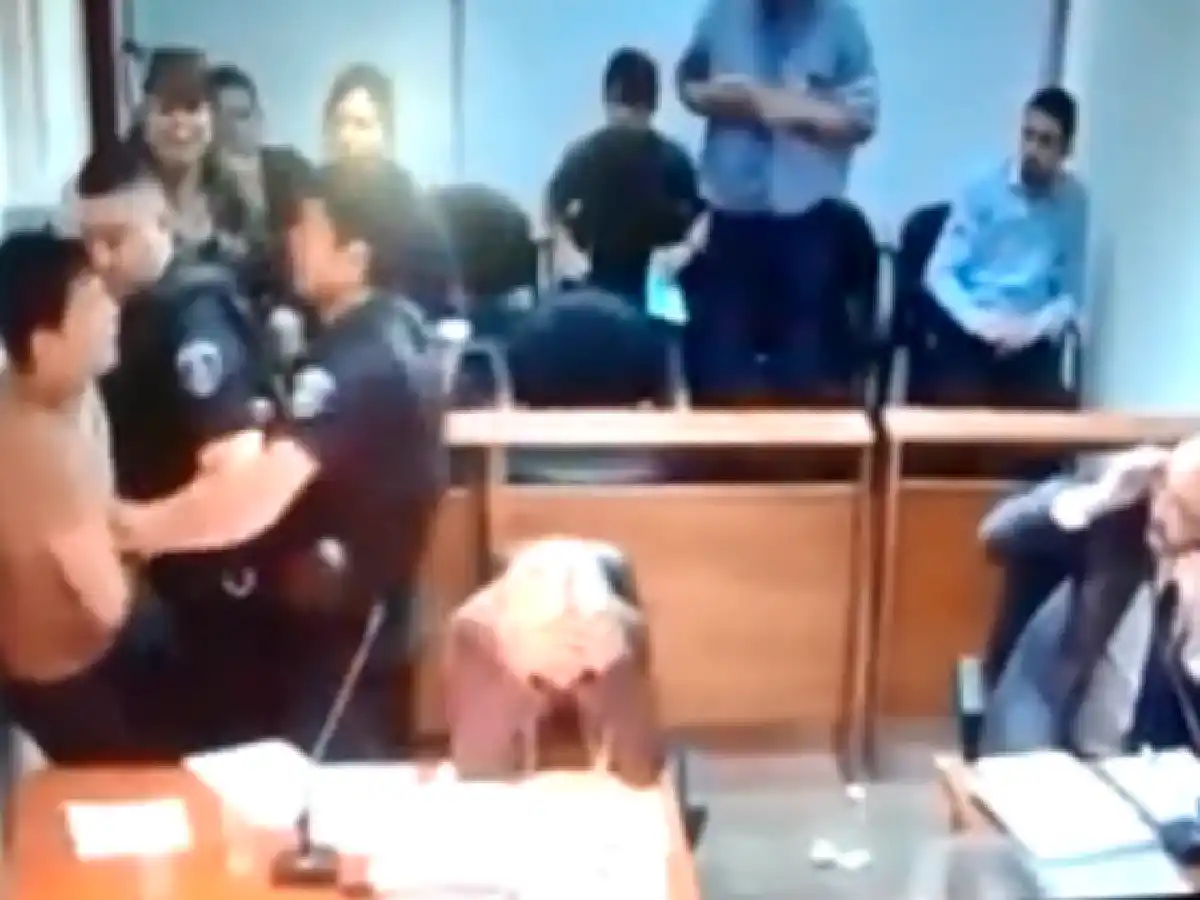 En plena audiencia un preso le tiró un tacho de basura a un fiscal