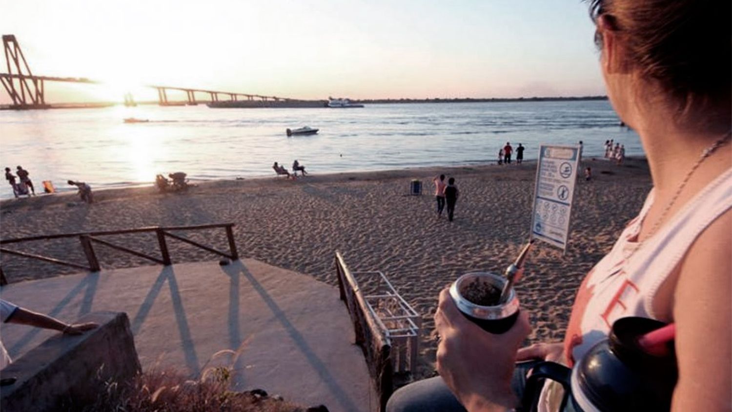 Vedaron la pesca en la costanera de Corrientes por una "inusual concentración de peces''