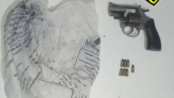 Detuvieron a una joven acusada de amenazar de muerte a su madre con un revólver