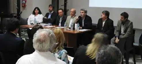 Autoridades municipales presentes en el debate por la nueva ley de distritos industriales