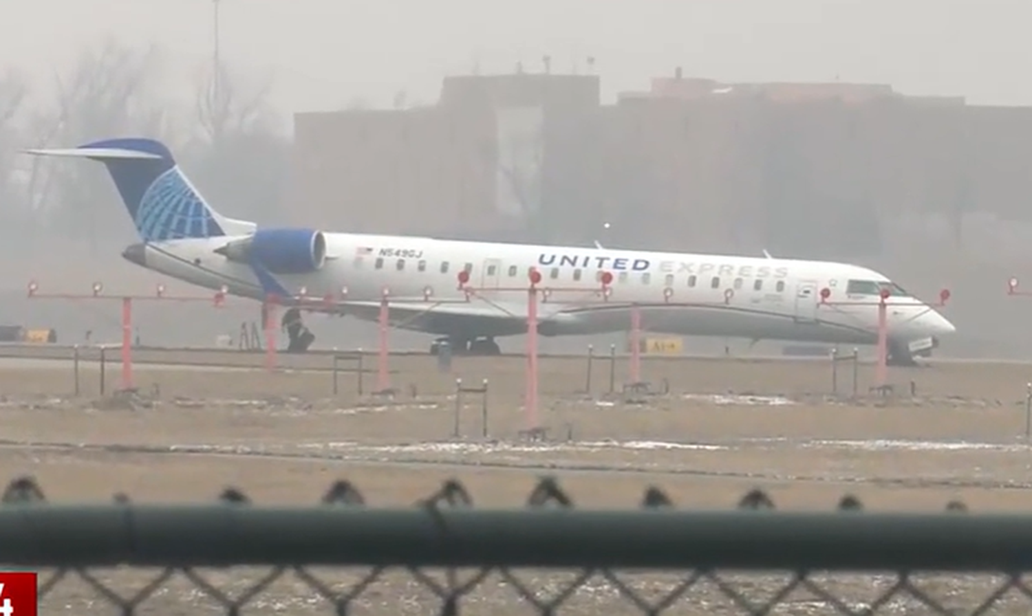 Avión de United Express termina fuera de la calle de rodaje tras aterrizar: esto sabemos