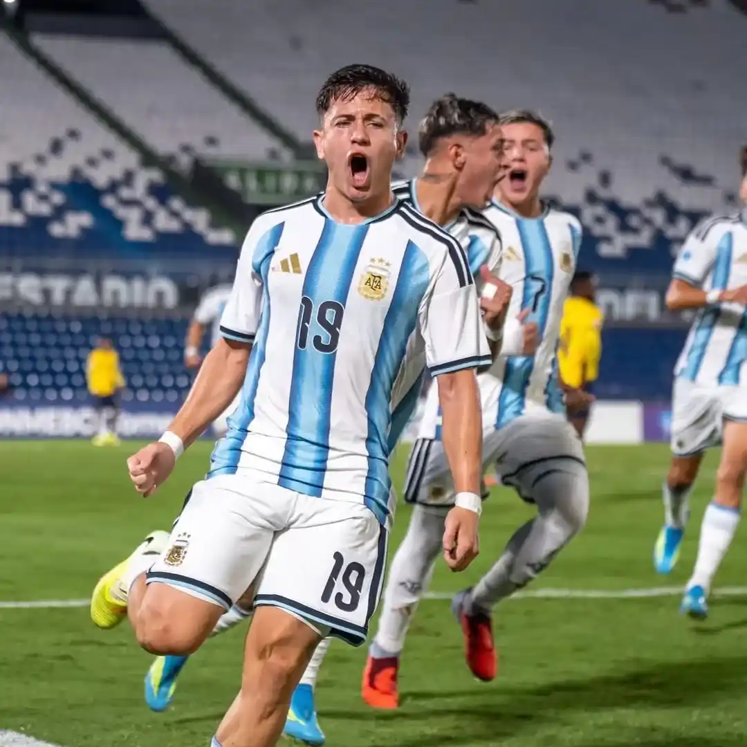 El festejo de los juveniles argentinos en Paraguay.