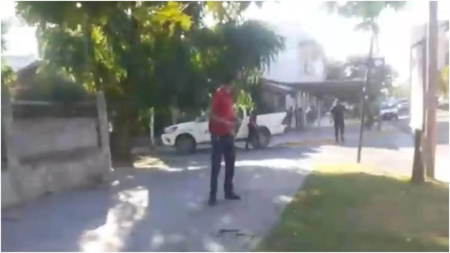 Uno de los empleados conduce a la Policía hasta la mujer acusada.