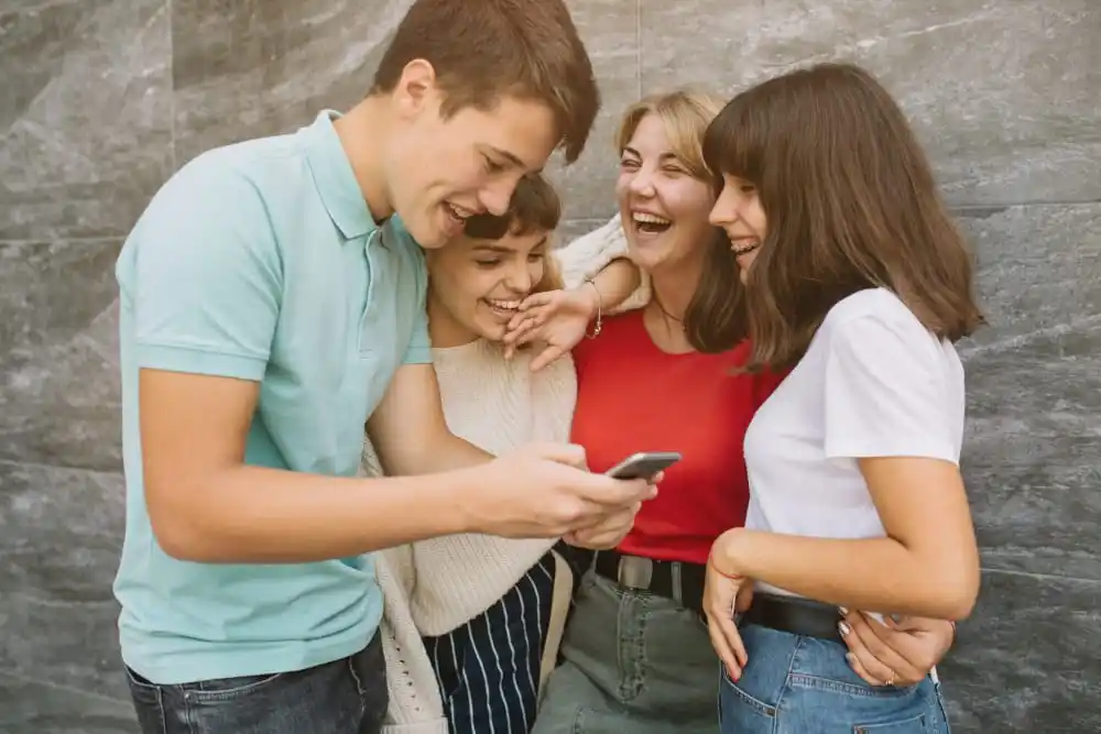 El escenario en la palma de la mano: El celular como herramienta digital para la creación de espectáculos interactivos