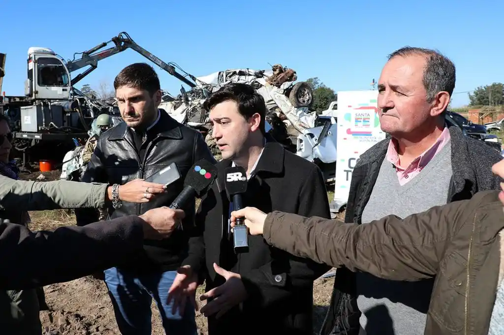 Compactan vehículos de un desarmadero ilegal en Recreo