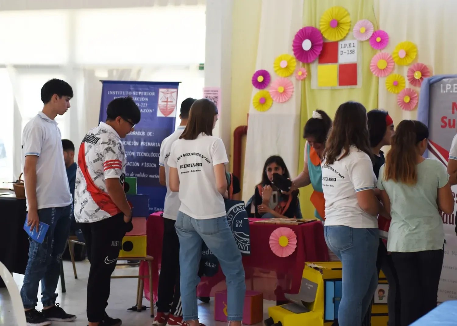 Jóvenes de Crespo conocen las opciones educativas 2025 en una feria orientativa