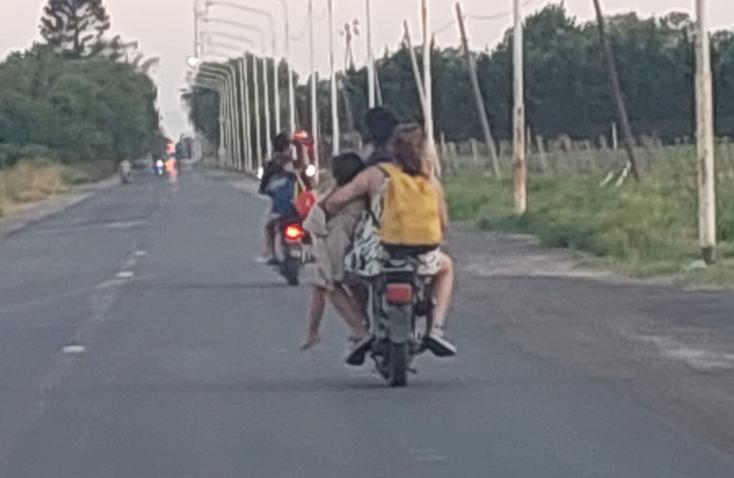 Moto colectivo: sin casco, sin patente, sin ley
