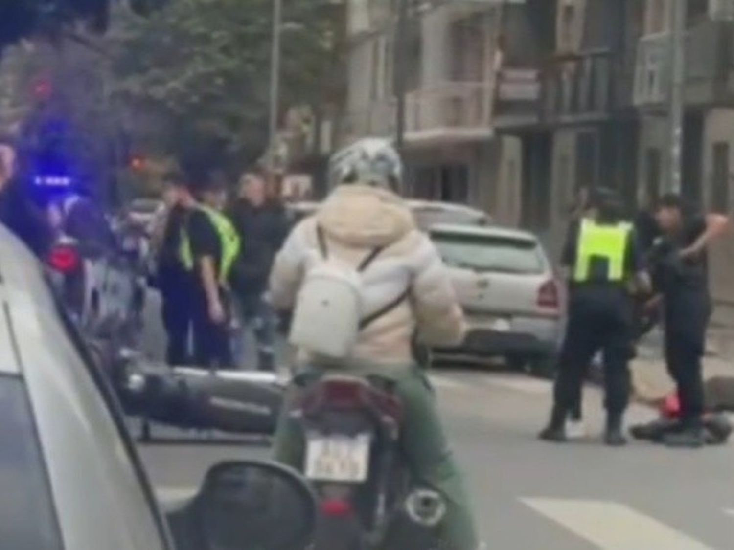 Luis Agote: una pareja de motociclistas evadió un control, quiso escapar en contramano y chocó contra un patrullero