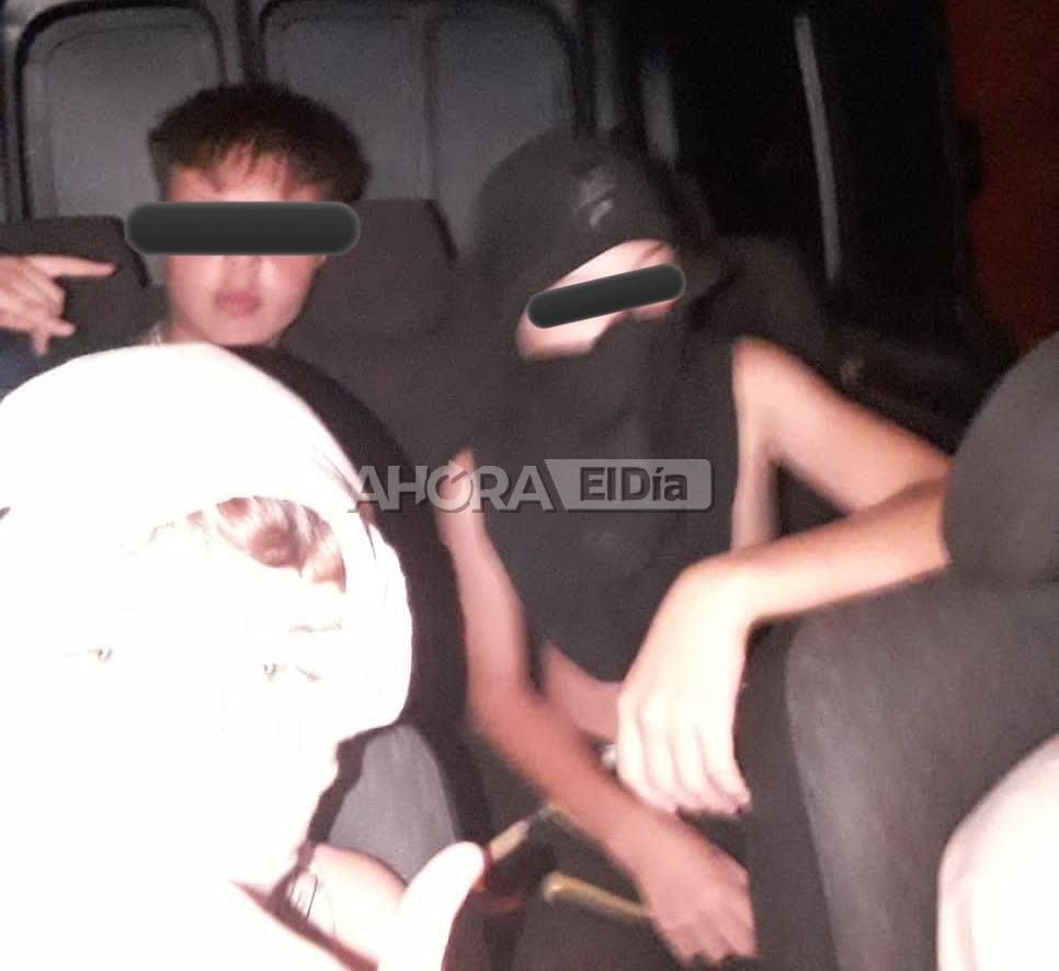 Videos: Adolescentes de Gualeguaychú se filmaron destrozando un auto, la puerta de una escuela y tirando piedras a casas