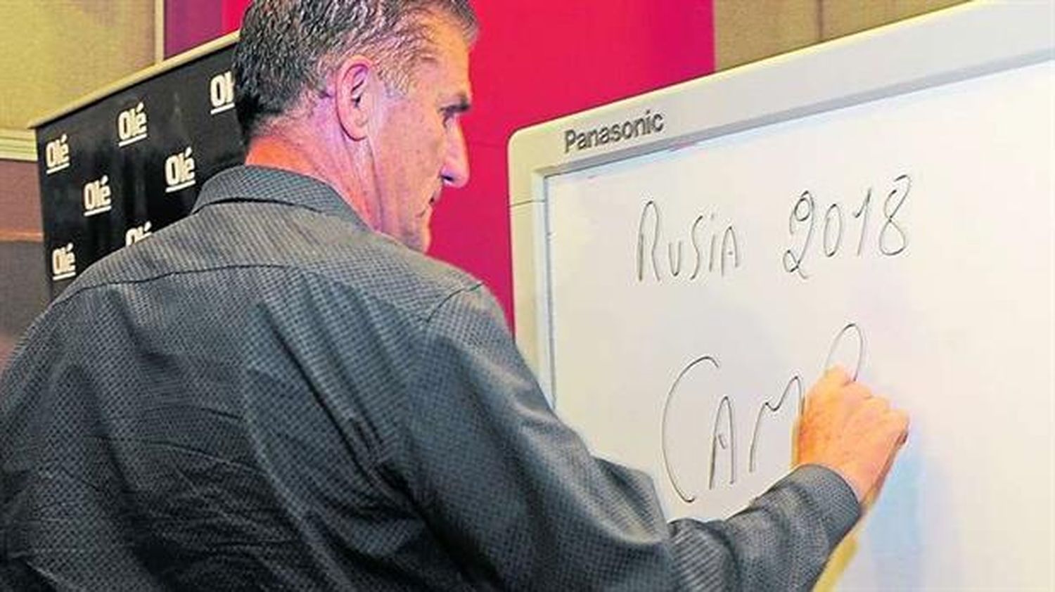 Bauza firmó en una pizarra que ganará Rusia 2018 y habló de Icardi
