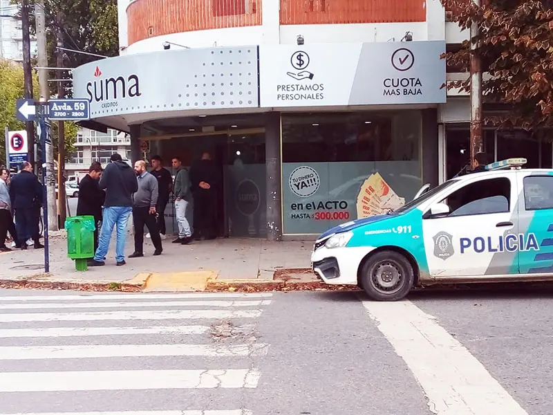 Recibió tres balazos uno de los autores del asalto a la financiera