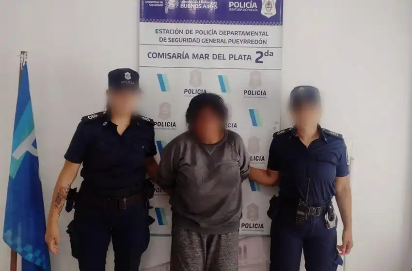 Una mujer se encadenó en la Casa de Tierras por la escritura de un terreno