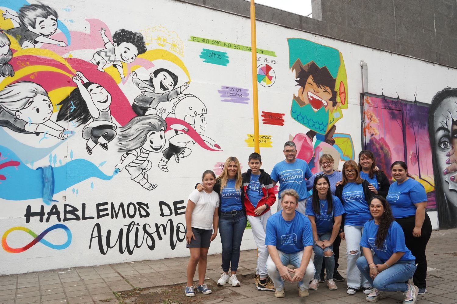 Integrantes de TDG Padres CEA realizaron el anuncio frente al muran que invita a hablar de autismo en la Plaza Cívica que fue realizado por una mamá del grupo