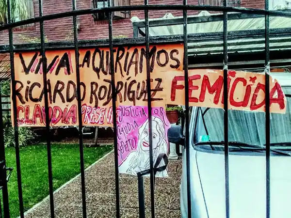 Un lazo negro en reclamo de justicia por otro femicidio