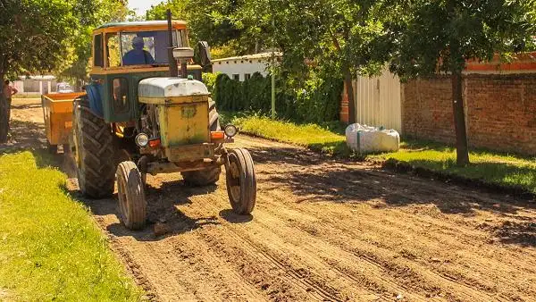 Realizan mantenimiento vial en distintos barrios de la ciudad