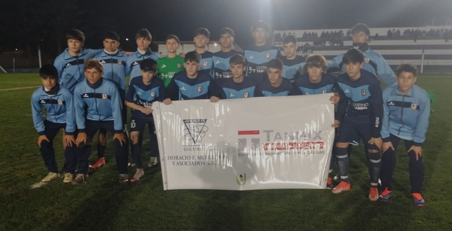 El equipo tandilense que salió a la cancha en el Municipal de Ayacucho.