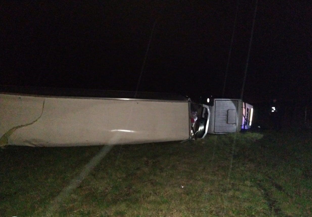 Un camión volcó en cercanías de Hernández