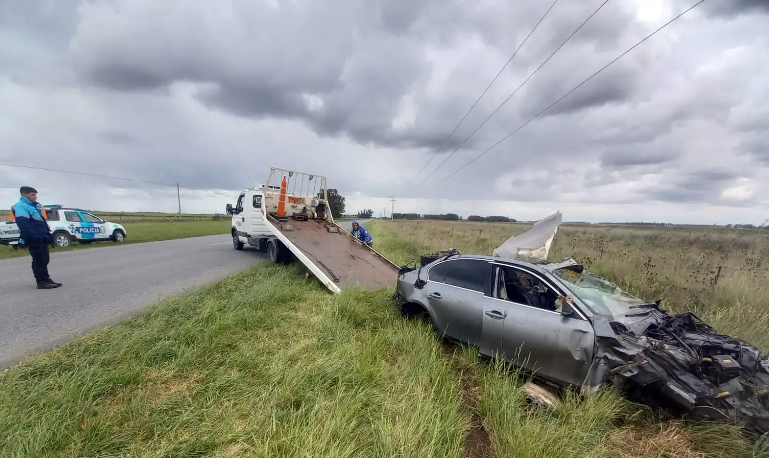 Retiran. El rodado que, tras varios tumbos en la banquina, terminó dentro de un campo