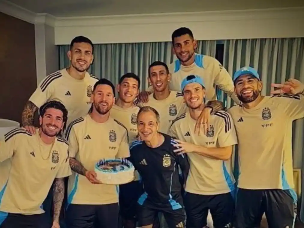 El recurso del festejo del cumpelaños de Leo en 2024 con sus compañeros de ls SElección en la Copa América.