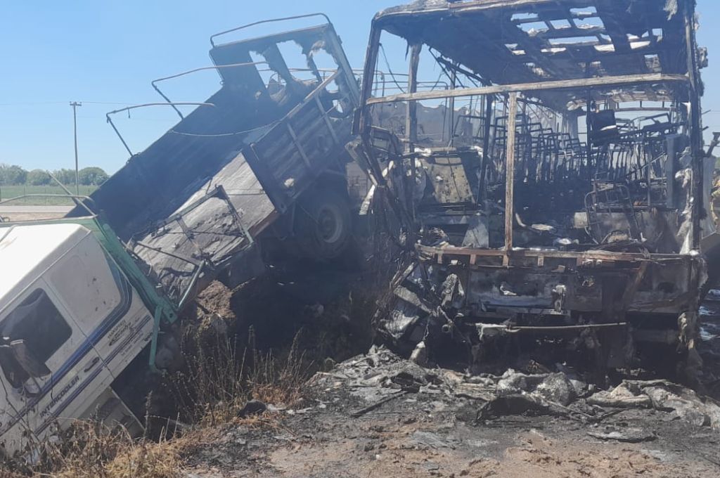 Ruta 1: al menos ocho heridos al chocar un colectivo y un camión