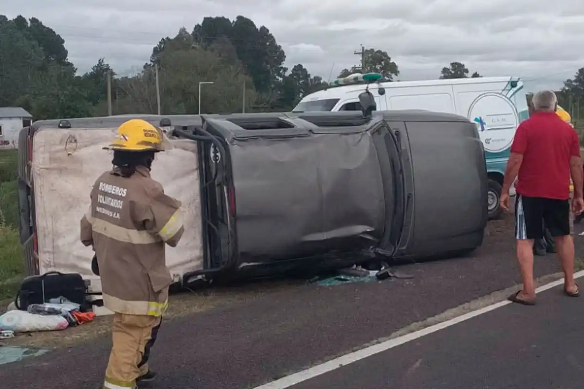 Una mujer quedó atrapada dentro de una camioneta tras vuelco en la ruta 12