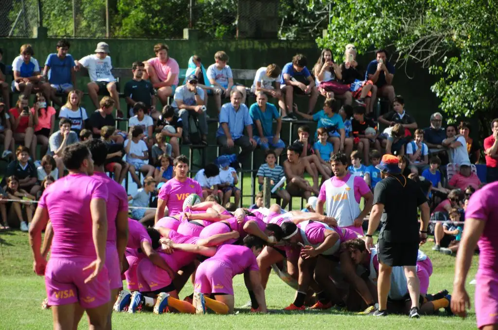 Una multitud se congregó en Los Cardos para observar el entrenamiento de Jaguares 