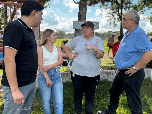 Calvo y Chivallero asistieron a un encuentro de futbol femenino que organizó el club 9 de julio