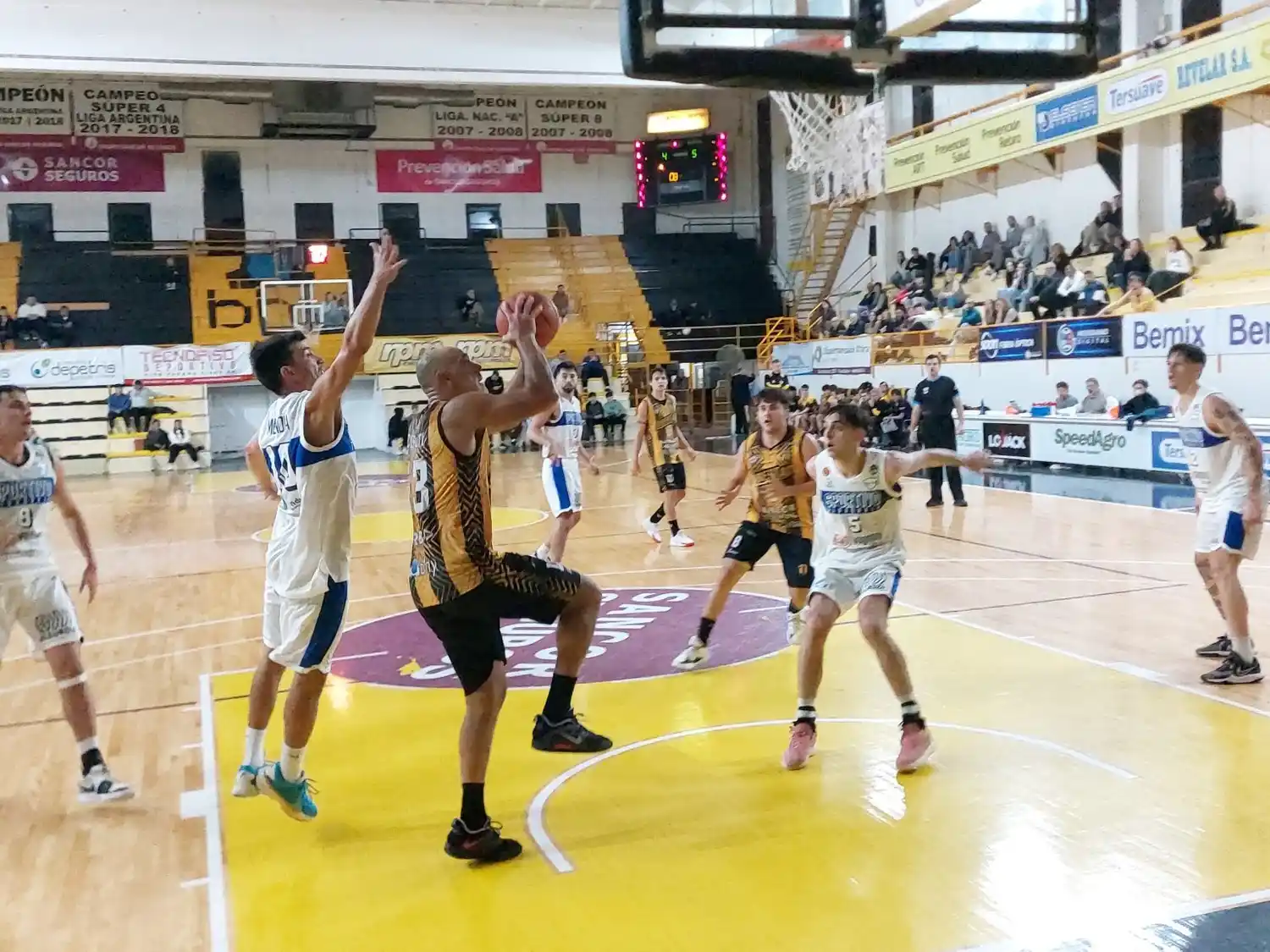 El Tigre perdió perdió 66-63 frente a los de San Genaro. Foto:Libertadsunchales.com.ar