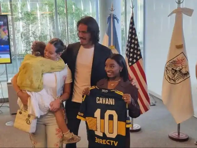 Cavani le regaló su camiseta de Boca a Biles