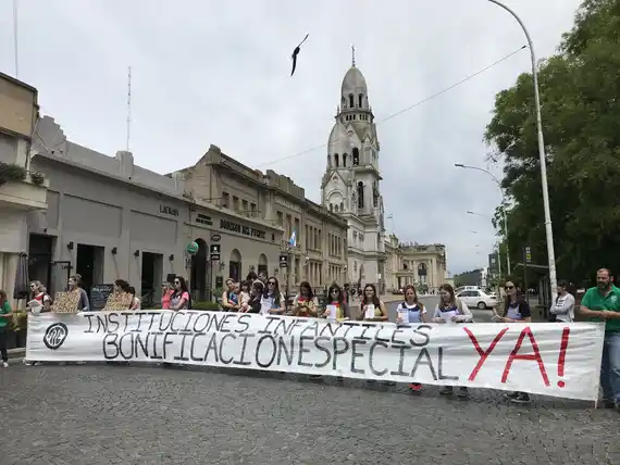 Las docentes de jardines municipales volvieron a manifestarse frente a la Comuna