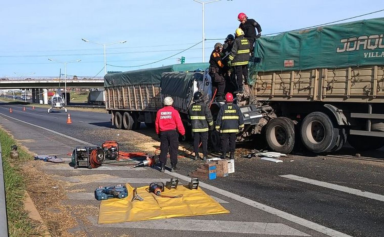 Choque múltiple en Circunvalación: falleció el hombre que había quedado atrapado en la cabina de su camión