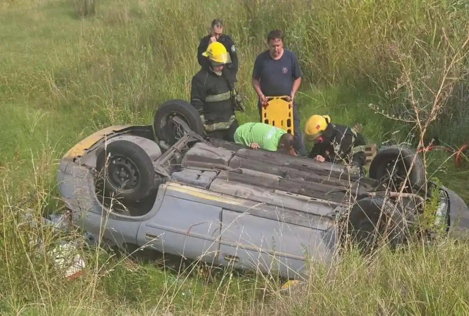 Bomberos y personal de emergencia trabajan en el rescate de Carlos “Coco” Bello, quien permaneció nueve horas atrapado en su auto volcado en la Ruta 8, a la altura de Fontezuela. FOTO: Diario Nucleo.