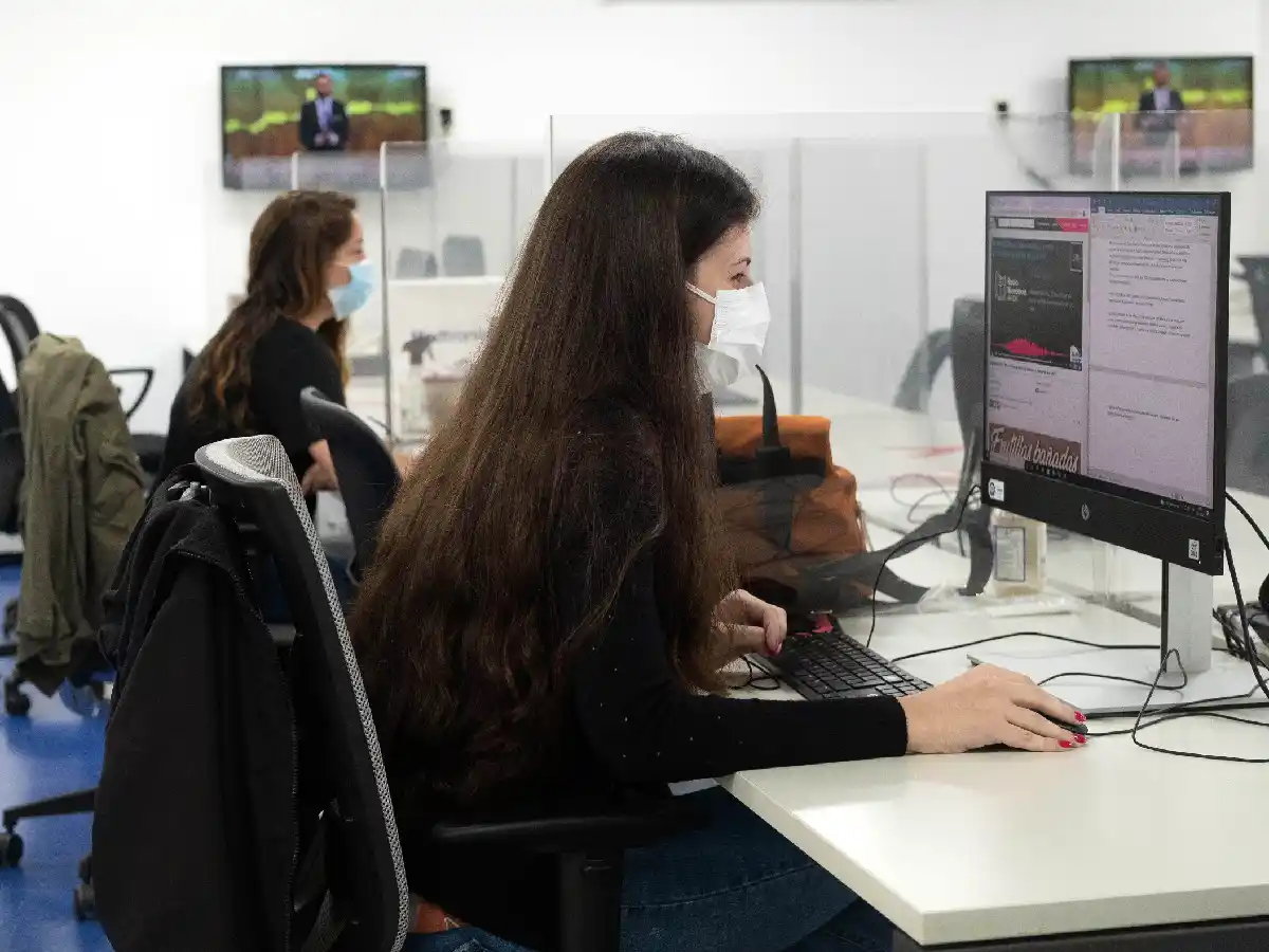 Covid: cuándo pueden volver al trabajo contagiados y contactos estrechos