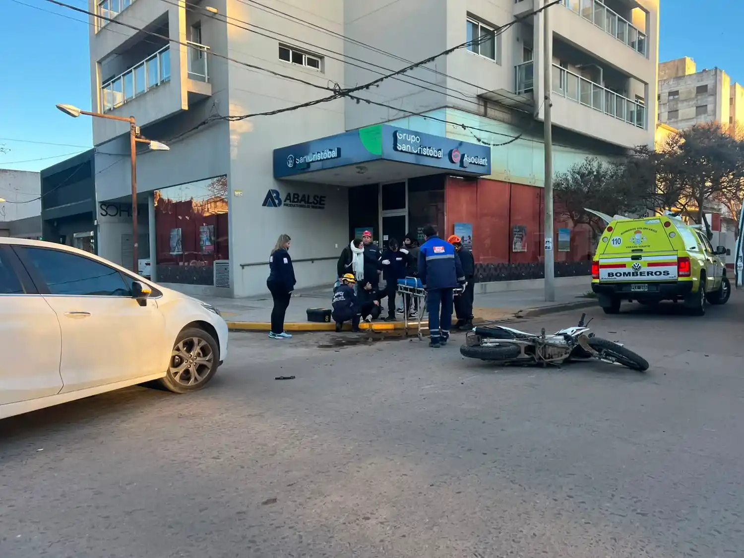 Los servidores públicos trabajando en el lugar del accidente.