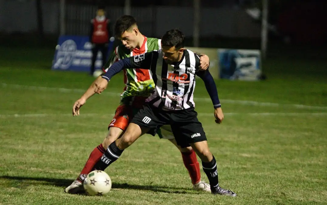 FOTO GENTILEZA PATO MÉNDEZ Silva protege la pelota, ante el asedio de Bucci.