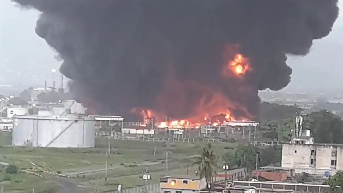 TERROR EN PUERTO LA CRUZ: Rayo incendia laguna de oxidación en refinería de oriente – VIDEO IMPACTO VENEZUELA