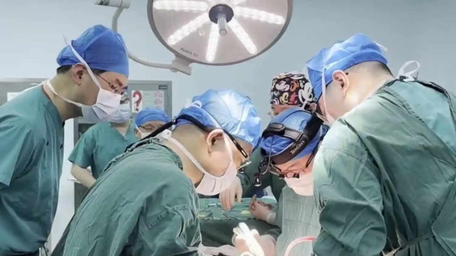 China: un equipo de médicos operó un ojo a 4.000 kilómetros de distancia gracias a una cirugía robótica pionera