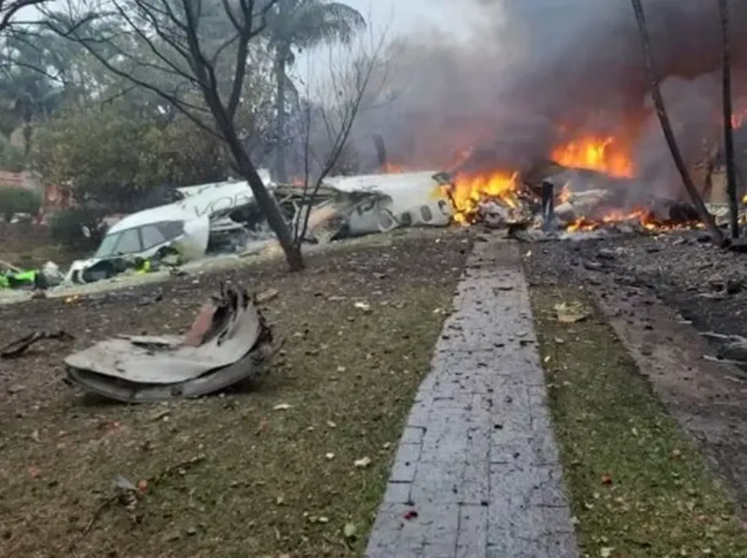 Los restos del avión estrellado en San Pablo.