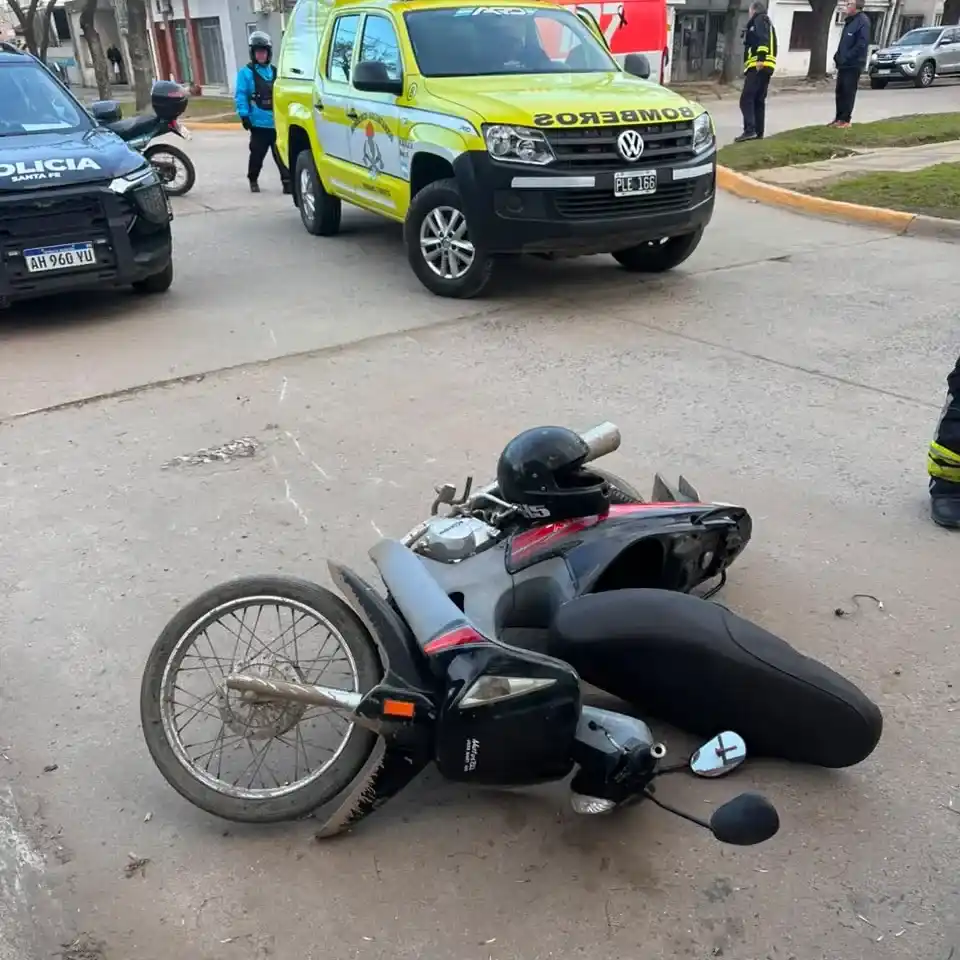 Los servidores públicos trabajando en el lugar del accidente.