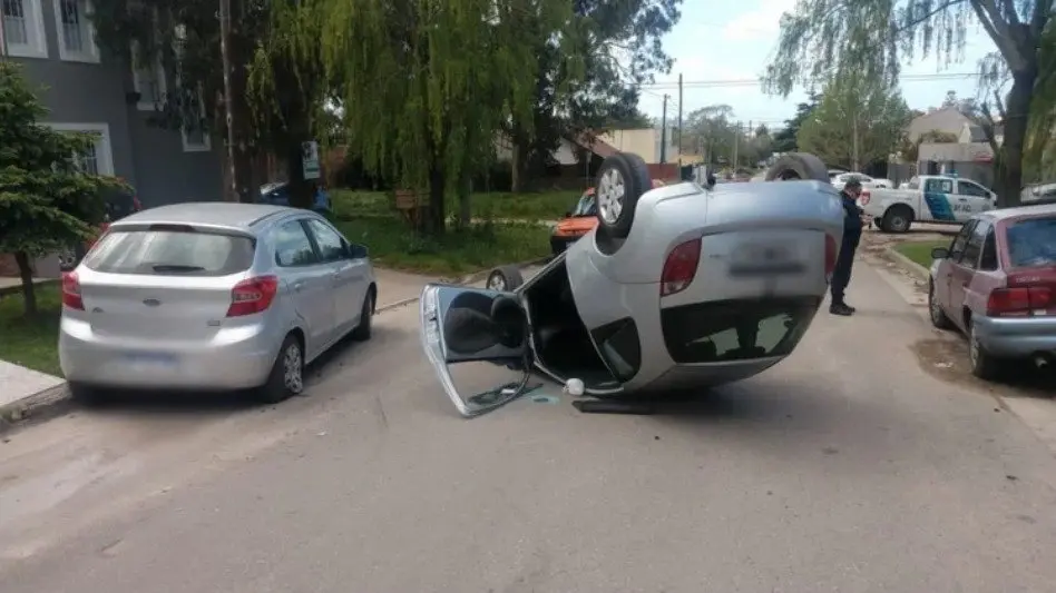 Choque y vuelco en el barrio Peralta Ramos