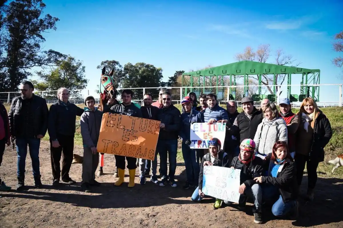 El titular del PJ bonaerense se reunió con integrantes del Hipódromo de Tandil