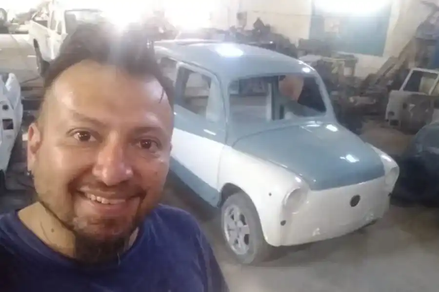 Increíble: fanático del Fiat 600 lo convirtió en una limusina y se volvió viral