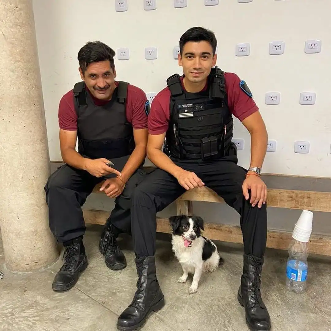 La perrita abandonada en un basurero fue adoptada por un oficial de la policía