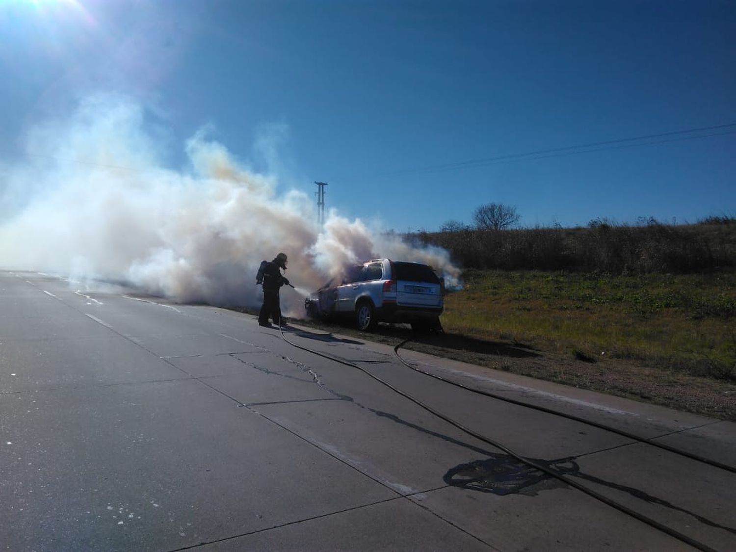 Iba manejando por la ruta 14 y se le prendió fuego el auto