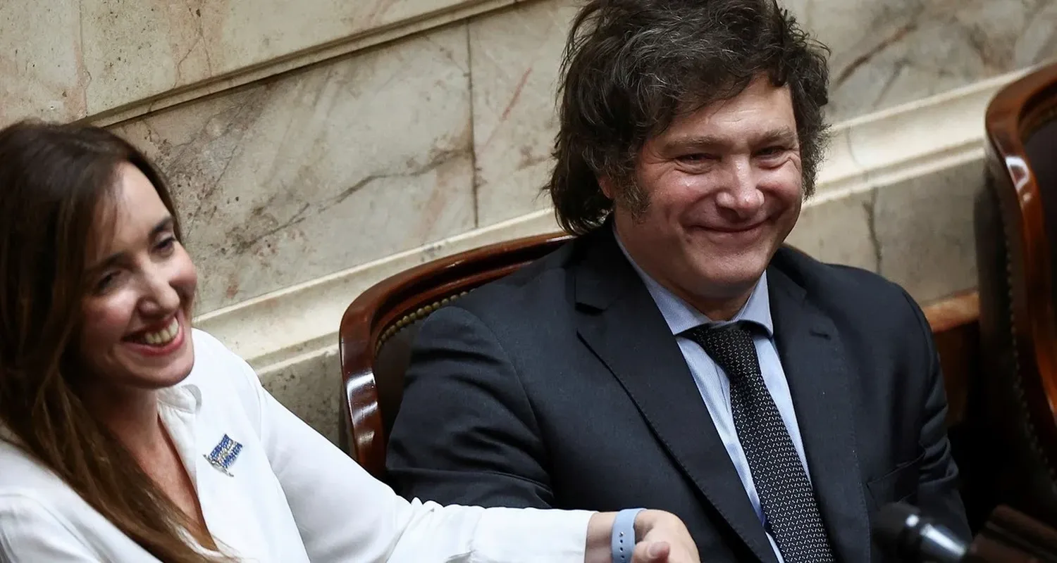 El presidente electo Javier Milei junto a la vice, Victoria Villarruel. Asumen el próximo domingo. Una amplia mayoría -catorce millones de personas- quería que se vaya el peronismo, sin importar demasiado quien ocupe su lugar.