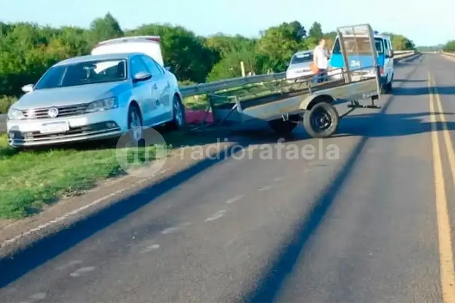Trágico desenlace: un tráiler se desprendió de una camioneta y mató a una mujer que estaba sentada en la banquina
