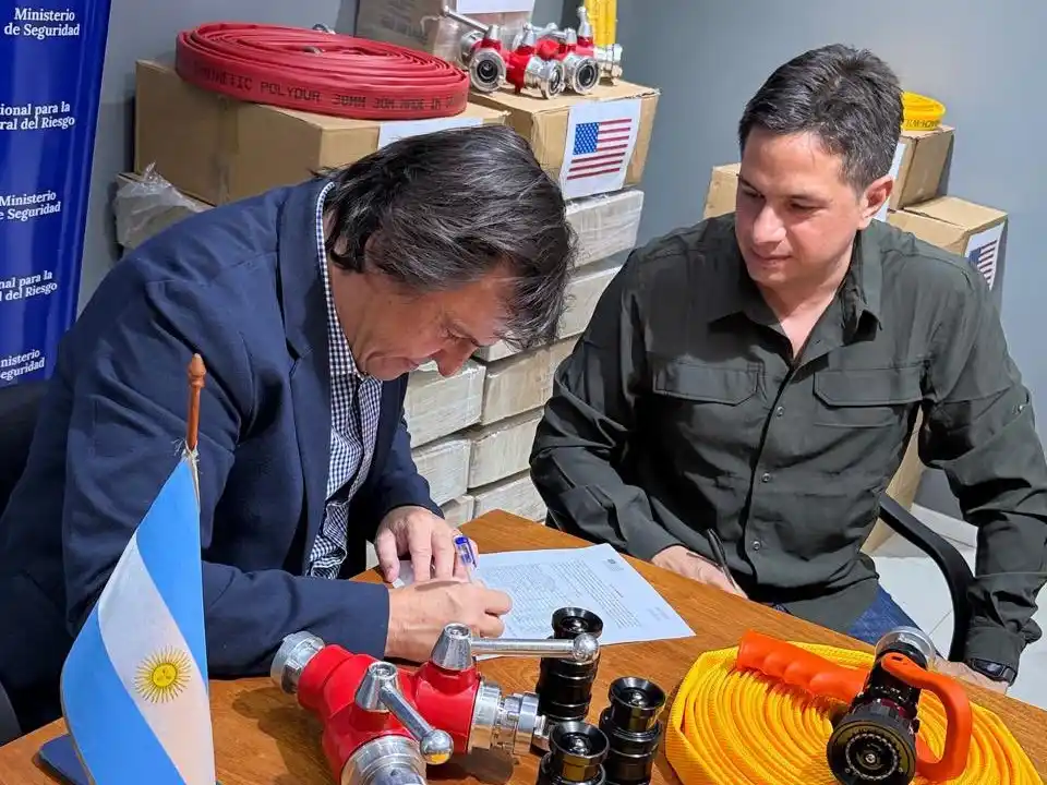 El apoyo se dirige a una zona castigada por el fuego y condiciones climáticas extremas. Foto: Redes sociales (@USAmbassadorARG)