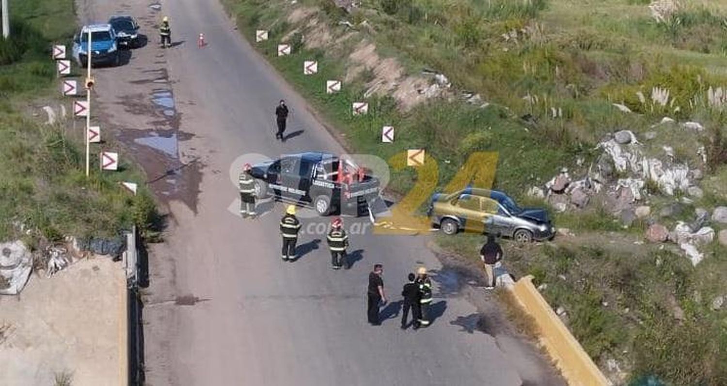 Auto despistó y terminó impactando en la defensa cerca del canal regulador de Melincué