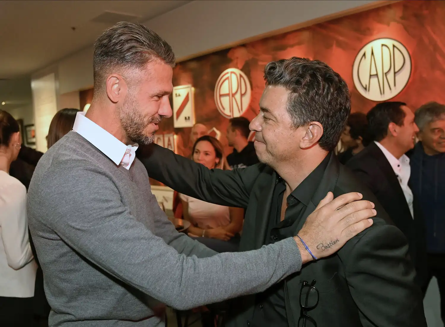 Gallardo saluda al actual entrenador de River, Martín Demichelis.