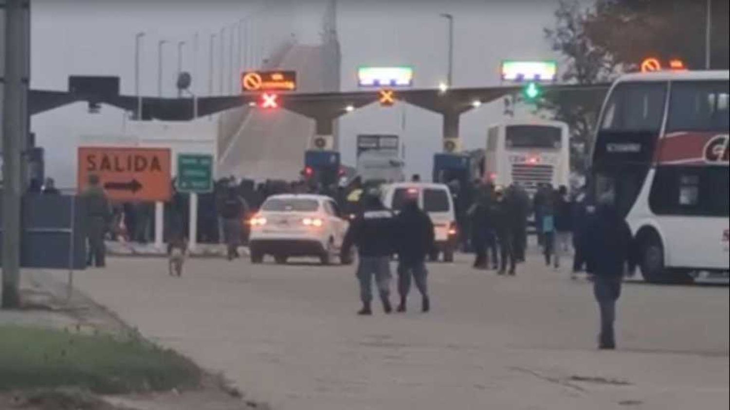 Barras de Rosario Central agredieron a empleados de migraciones y rompieron computadoras en el Puente Internacional